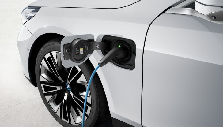 BMW Serie 5 Touring 2024: caratteristiche, design, motori, versioni, interni e prezzi - Foto 37 di 124