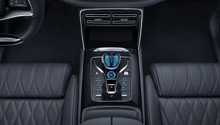 BYD Tang 2025: il SUV elettrico a sette posti si rinnova - Foto 7 di 27