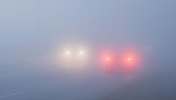 Guidare con la nebbia