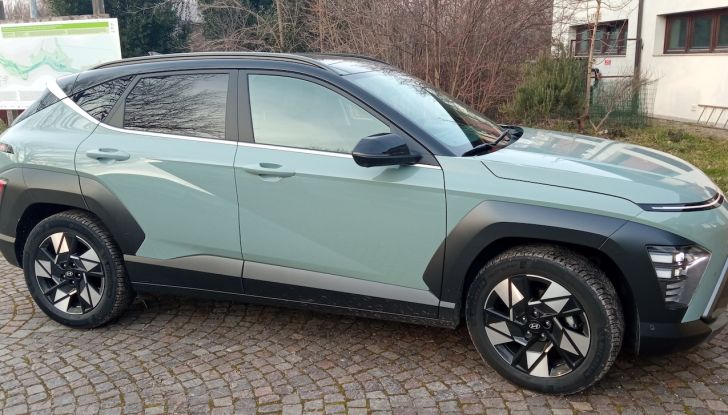Hyundai Kona Hybrid 2024 prova su strada, motori e prestazioni - Foto 12 di 23