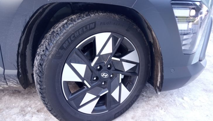 Hyundai Kona Hybrid 2024 prova su strada, motori e prestazioni - Foto 20 di 23