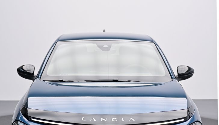 Lancia Ypsilon 2025: caratteristiche, design, abitacolo, dotazioni e autonomia - Foto 2 di 74