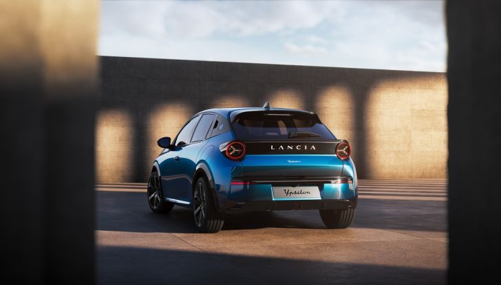 Lancia Ypsilon 2025: caratteristiche, design, abitacolo, dotazioni e autonomia - Foto 15 di 74