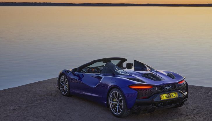 McLaren Artura Spider: caratteristiche, design, abitacolo, motore, prestazioni e prezzo - Foto 18 di 35