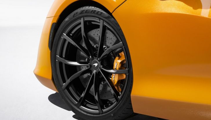 McLaren Artura Spider: caratteristiche, design, abitacolo, motore, prestazioni e prezzo - Foto 31 di 35