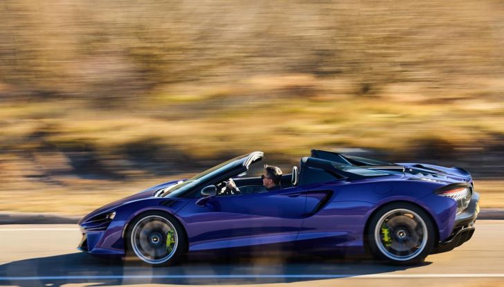 McLaren Artura Spider: caratteristiche, design, abitacolo, motore, prestazioni e prezzo - Foto 35 di 35
