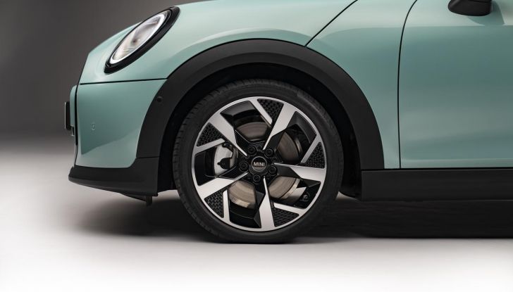 Mini Cooper 2024: caratteristiche, design, motori, versioni, abitacolo e prezzi della versione a benzina - Foto 14 di 34
