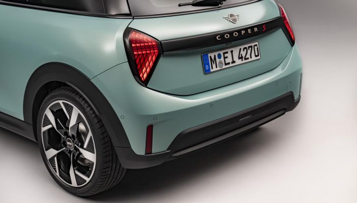 Mini Cooper 2024: caratteristiche, design, motori, versioni, abitacolo e prezzi della versione a benzina - Foto 17 di 34
