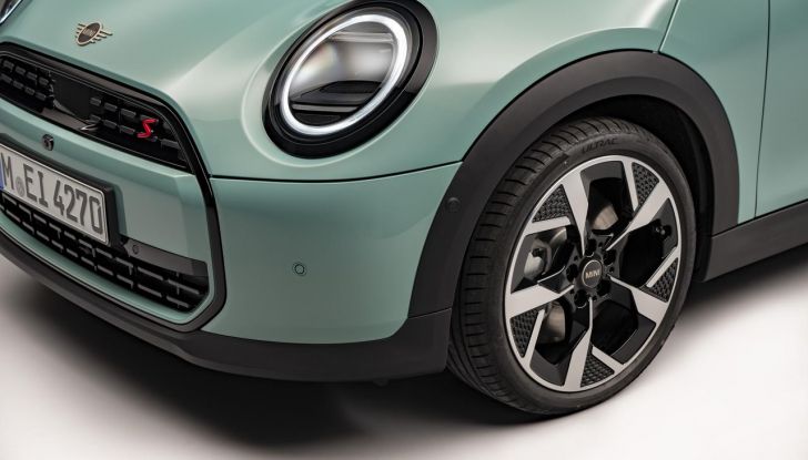 Mini Cooper 2024: caratteristiche, design, motori, versioni, abitacolo e prezzi della versione a benzina - Foto 15 di 34
