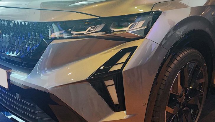 Renault Rafale 2024: caratteristiche, tecnologie e motorizzazioni del nuovo SUV coupé - Foto 2 di 22