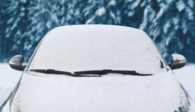 Come sbrinare il parabrezza dell’auto: metodi e consigli