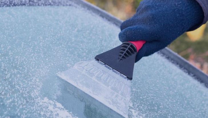 Come sbrinare il parabrezza dell’auto: metodi e consigli - Foto 10 di 13
