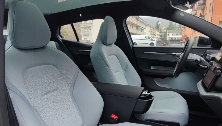 Volvo EX30 2024: prova su strada, autonomia e prezzi del nuovo SUV elettrico - Foto 13 di 16