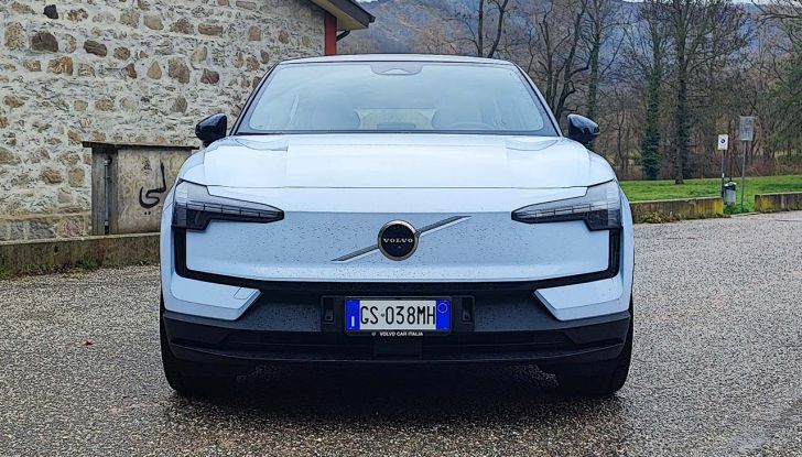 Volvo EX30 2024: prova su strada, autonomia e prezzi del nuovo SUV elettrico - Foto 2 di 16