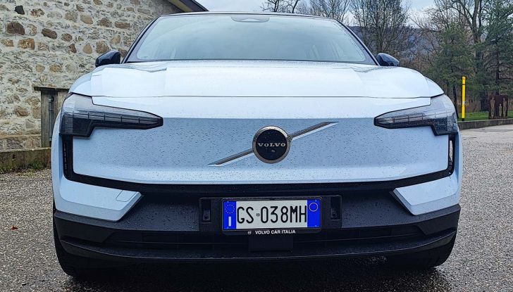Volvo EX30 2024: prova su strada, autonomia e prezzi del nuovo SUV elettrico - Foto 4 di 16