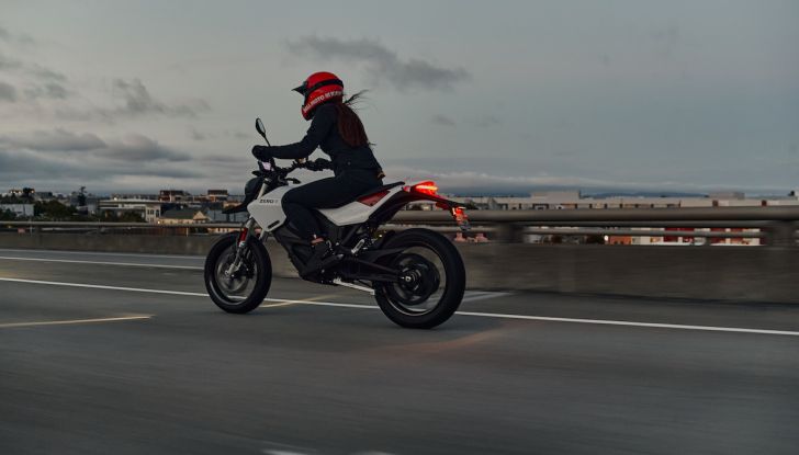 Ascoltare musica con l’interfono: pratica accettata o pericolosa? - Foto 10 di 19