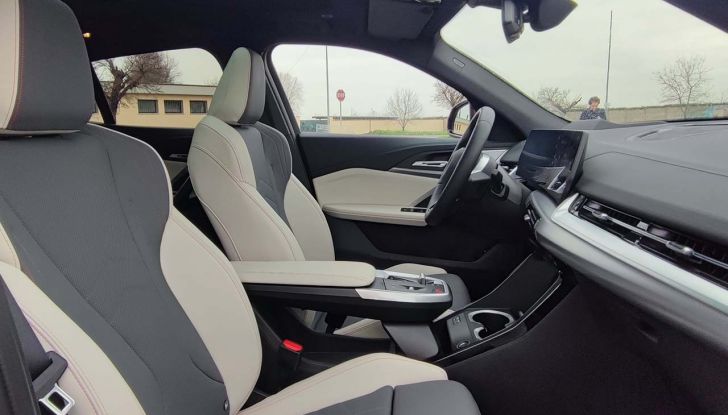 BMW X2 2024: prova su strada, prezzi e versioni del nuovo SUV coupé, anche elettrico - Foto 17 di 33