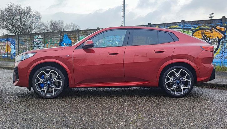 BMW X2 2024: prova su strada, prezzi e versioni del nuovo SUV coupé, anche elettrico - Foto 7 di 33