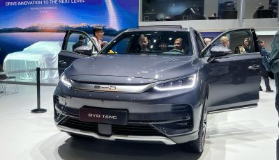 BYD Tang 2025: il SUV elettrico a sette posti si rinnova