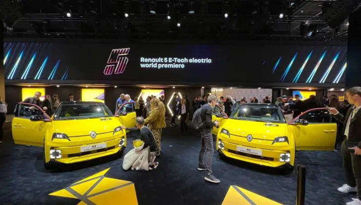 Renault 5 E-Tech Electric: caratteristiche, design, abitacolo, allestimenti, autonomia, potenza e prezzi - Foto 1 di 74