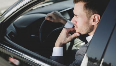 Fumare e svapare in auto: legge, divieti e multe