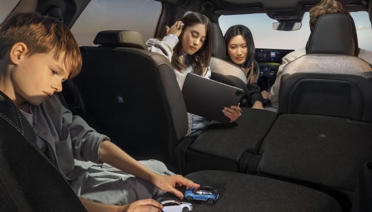 Peugeot E-5008 2025: caratteristiche, design, abitacolo, versioni e autonomia - Foto 2 di 58