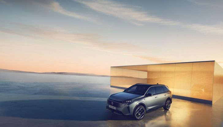 Peugeot E-5008 2025: caratteristiche, design, abitacolo, versioni e autonomia - Foto 31 di 58