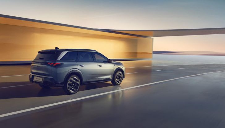 Peugeot E-5008 2025: caratteristiche, design, abitacolo, versioni e autonomia - Foto 55 di 58