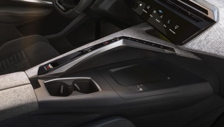 Peugeot E-5008 2025: caratteristiche, design, abitacolo, versioni e autonomia - Foto 17 di 58