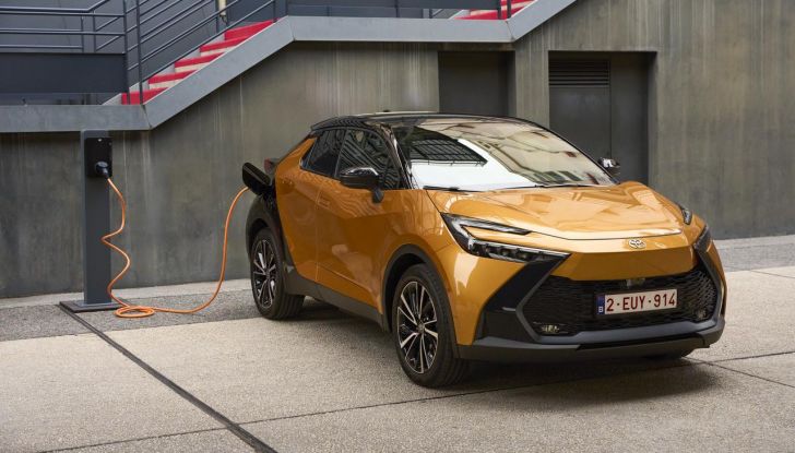 Toyota C-HR Plug-in Hybrid 220: il SUV ibrido plug-in con doppio DNA - Foto 32 di 32