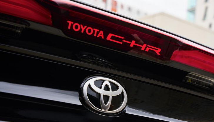 Toyota C-HR Plug-in Hybrid 220: il SUV ibrido plug-in con doppio DNA - Foto 6 di 32