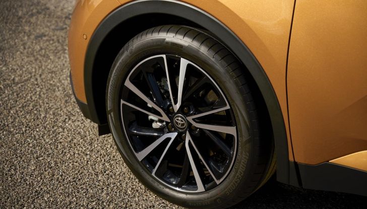 Toyota C-HR Plug-in Hybrid 220: il SUV ibrido plug-in con doppio DNA - Foto 5 di 32