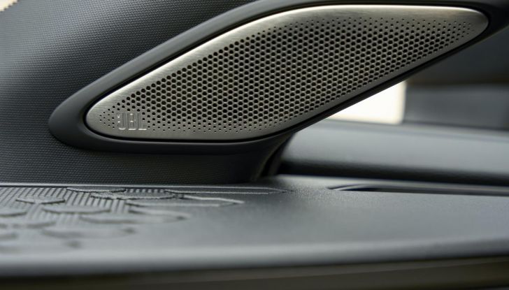 Toyota C-HR Plug-in Hybrid 220: il SUV ibrido plug-in con doppio DNA - Foto 25 di 32