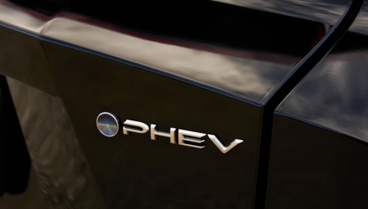 Toyota C-HR Plug-in Hybrid 220: il SUV ibrido plug-in con doppio DNA - Foto 9 di 32