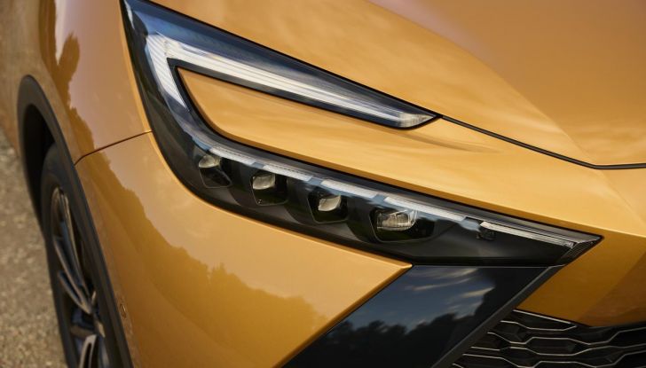 Toyota C-HR Plug-in Hybrid 220: il SUV ibrido plug-in con doppio DNA - Foto 8 di 32