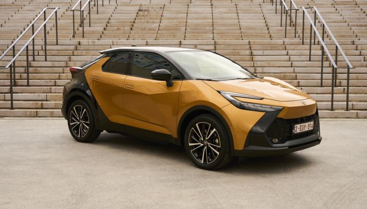 Toyota C-HR Plug-in Hybrid 220: il SUV ibrido plug-in con doppio DNA - Foto 26 di 32