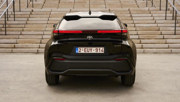 Toyota C-HR Plug-in Hybrid 220: il SUV ibrido plug-in con doppio DNA - Foto 30 di 32
