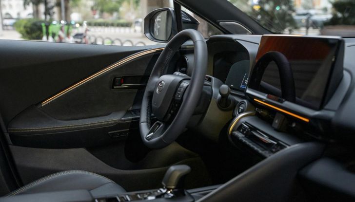Toyota C-HR Plug-in Hybrid 220: il SUV ibrido plug-in con doppio DNA - Foto 23 di 32