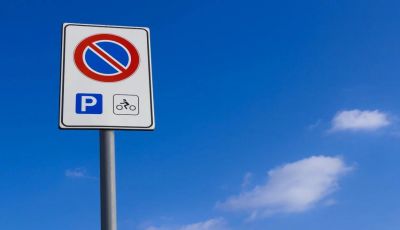Divieto di sosta: regole, sanzioni e procedure