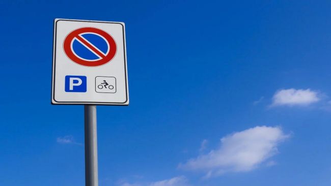 Divieto di sosta: regole, sanzioni e procedure