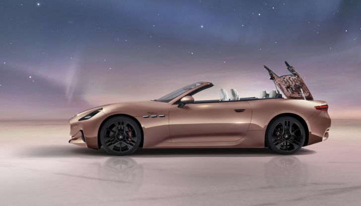 Maserati GranCabrio Folgore: caratteristiche, design, abitacolo, motore, prestazioni e autonomia - Foto 15 di 61