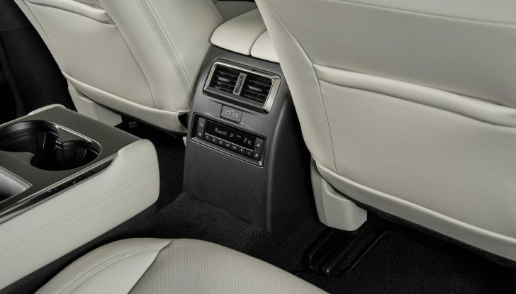 Mazda CX-80 2024: motori, allestimenti e prezzi - Foto 106 di 120