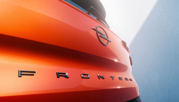 Opel Frontera 2025: prime immagini ufficiali del nuovo SUV - Foto 6 di 8