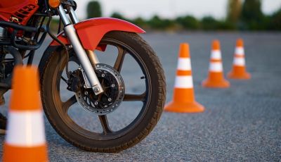 Patente moto categoria A, A1, A2, AM: regole, costi, differenze