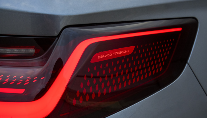 BYD Seal U DM-i prova su strada, prestazioni e prezzi - Foto 8 di 15