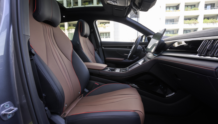 BYD Seal U DM-i prova su strada, prestazioni e prezzi - Foto 12 di 15