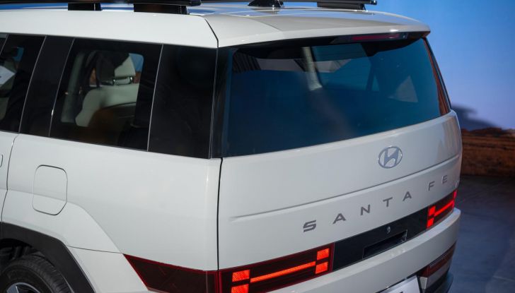 Nuovo Hyundai Santa Fe: caratteristiche, design, abitacolo, motori, versioni e prezzi per l’Italia - Foto 6 di 8