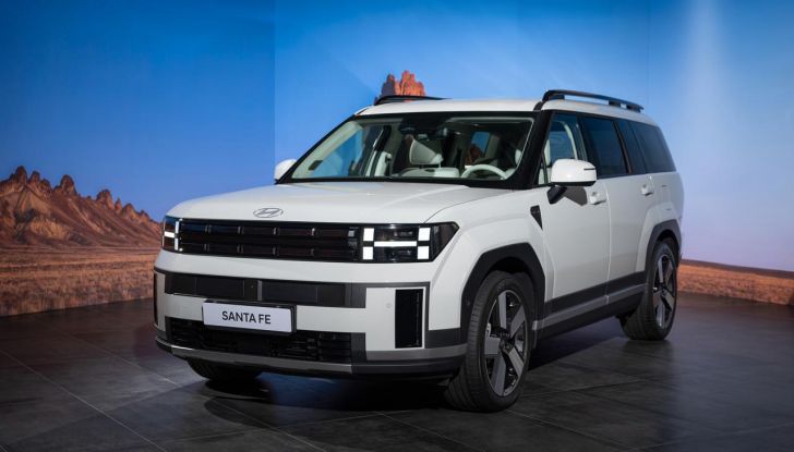 Nuovo Hyundai Santa Fe: caratteristiche, design, abitacolo, motori, versioni e prezzi per l’Italia - Foto 2 di 8