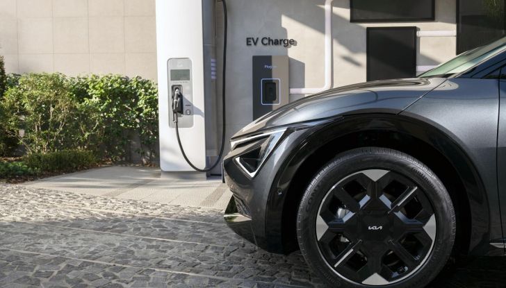 Kia EV6 2025: caratteristiche, design, abitacolo, motori, versioni, potenza, autonomia e prezzi - Foto 3 di 12
