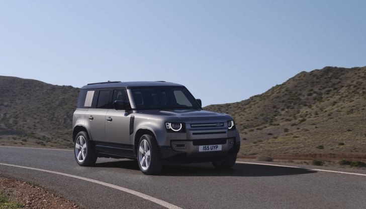 Land Rover Defender 2025: caratteristiche, design, abitacolo, motori e pacchetti - Foto 21 di 119